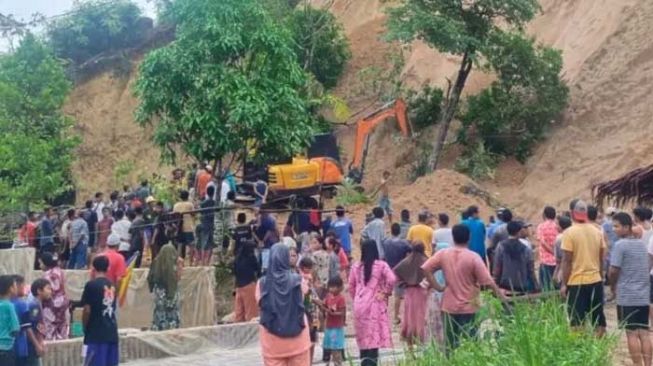 4 Orang Tertimbun Longsor Galian Tanah di Agam, Satu Tewas