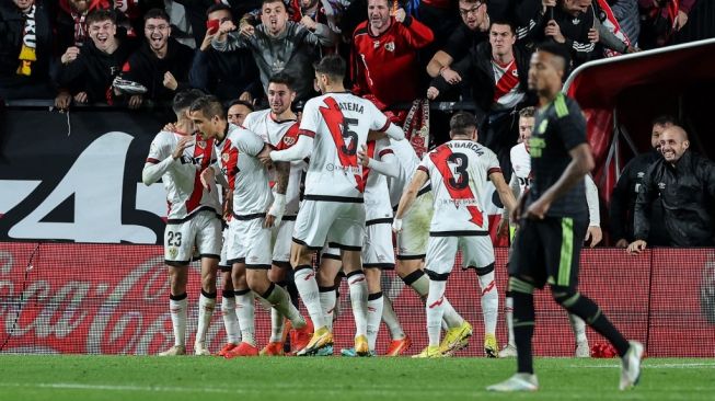 Gelandang Rayo Vallecano asal Argentina Oscar Trejo (tengah) melakukan selebrasi dengan rekan rekannya setelah mencetak gol ketiga timnya selama matchday pekan ke-13 Liga Spanyol antara Rayo Vallecano vs Real Madrid di Stadion Vallecas di distrik Madrid, Puente de Vallecas pada 7 November 2022 .Pierre-Philippe Marcou / AFP.