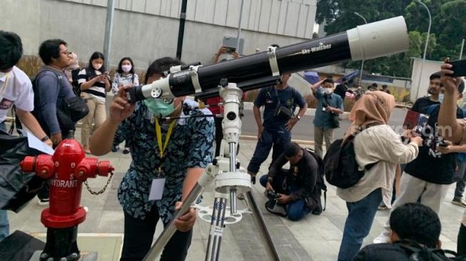 Pihak Planetarium TIM menyediakan teleskop untuk pemantauan gerhana bulan total di Taman Ismail Marzuki (TIM), Cikini, Jakarta Pusat, Selasa (8/11/2022). [Suara.com/Yaumal Asri Adi Hutasuhut]