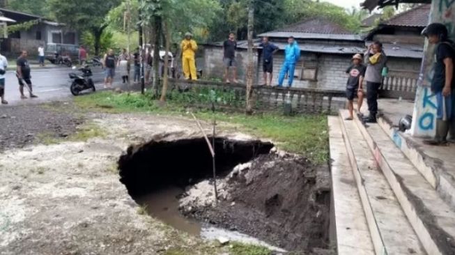 Terperosok di Jalan Ambles di Tabanan Saat Berteduh, Pria Asal Banyuwangi Tewas