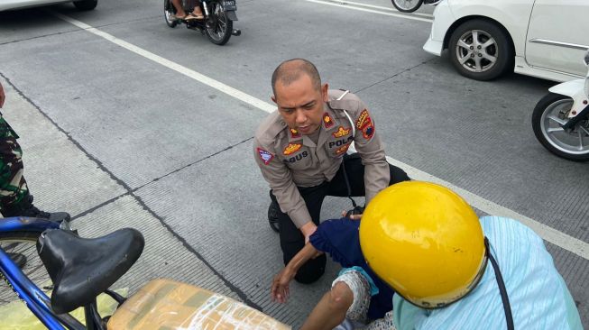 Heboh Kasatlantas Polresta Solo Turun dari Mobil Dinas, Bantu Pengendara Sepeda Onthel yang Jatuh Ditabrak Motor