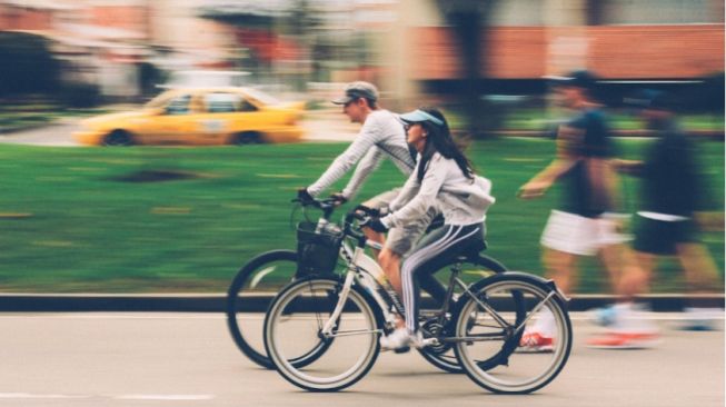 Aturan Naik Sepeda di Jalan Raya, Cermati Demi Kenyamanan Bersama!