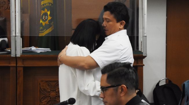 Terdakwa Ferdy Sambo (kanan) berpelukan dengan istrinya yang juga terdakwa Putri Candrawathi (kiri) saat menjalani sidang lanjutan kasus pembunuhan berencana terhadap Brigadir Nopriansyah Yosua Hutabarat di Pengadilan Negeri Jakarta Selatan, Jakarta, Selasa (8/11/2022).[ANTARA FOTO/Indrianto Eko Suwarso/aww].