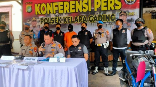 Polsek Kelapa Gading merilis kasus pembunuhan karena motif segitiga terhadap seorang ART, Selasa (8/11/2022). [Dok. Polisi]