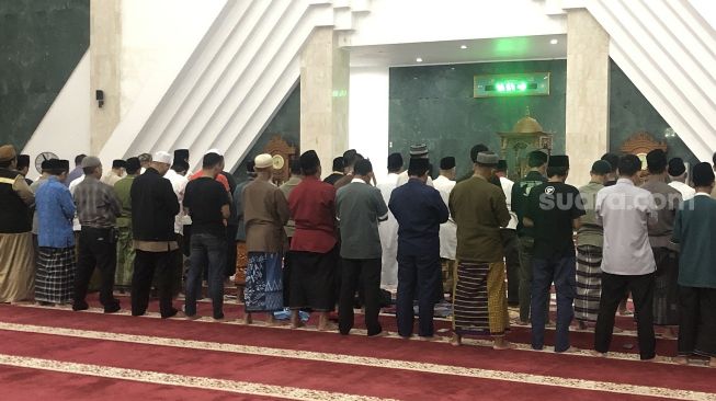 Khusyuk, Warga Shalat Khusuf di Masjid Hasyim Asy'ari Meski Gerhana Bulan Total Belum Terlihat Akibat Cuaca Buruk