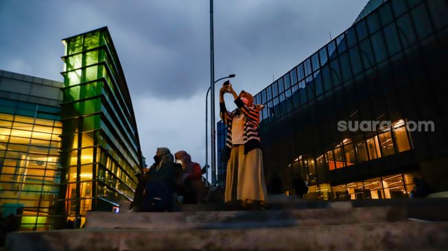 Warga mengamati simulasi real time gerhana bulan melalui aplikasi stelarium di Kompleks Taman Ismail Marzuki, Jakarta Pusat, Selasa (8/12/2022).  [Suara.com/Alfian Winanto]