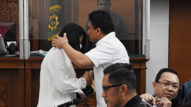 Terdakwa Ferdy Sambo (kedua kanan) berpelukan dengan istrinya yang juga terdakwa Putri Candrawathi (kiri) saat menjalani sidang lanjutan kasus pembunuhan berencana terhadap Brigadir Nopriansyah Yosua Hutabarat di Pengadilan Negeri Jakarta Selatan, Jakarta, Selasa (8/11/2022). [ANTARA FOTO/Indrianto Eko Suwarso/aww].