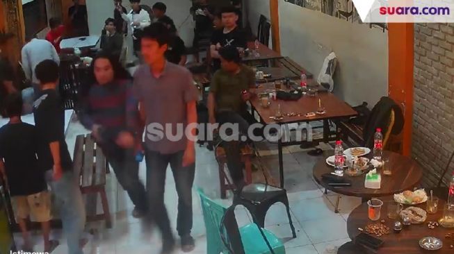 Anak Di Bawah Umur Serang Warkop, Saat Puluhan Polisi Sedang Santai Ngopi di Kota Makassar