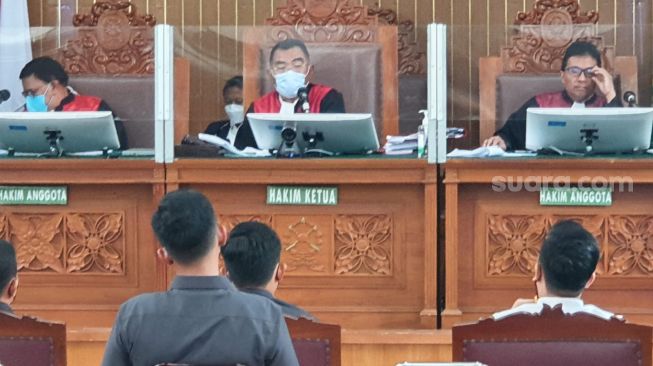 Eks Ajudan Ferdy Sambo menyebut nama mantan Kapolri Jendaral Idham Azis di sidang. (Suara.com/Arga)