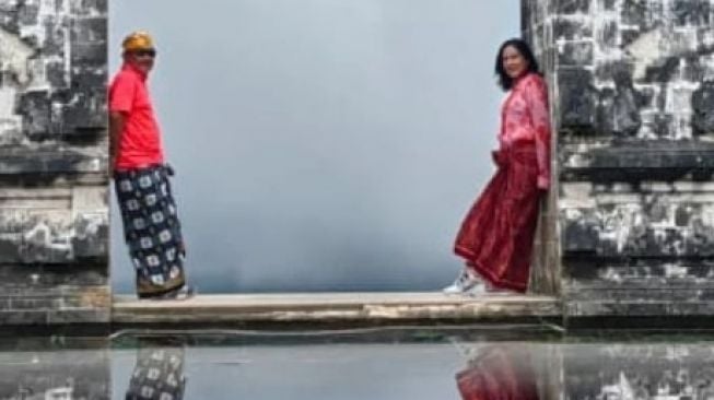 Lydia Kandou mesra dengan seorang lelaki (Instagram/@lydiakandou_)