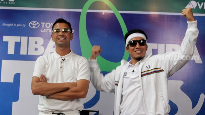 RafFi Ahmad dan Desta berpose usai memberikan keterangan pers terkait acara Tiba-TIba Tenis di Jakarta, Selasa (8/9). [Suara.com/Oke Atmaja]