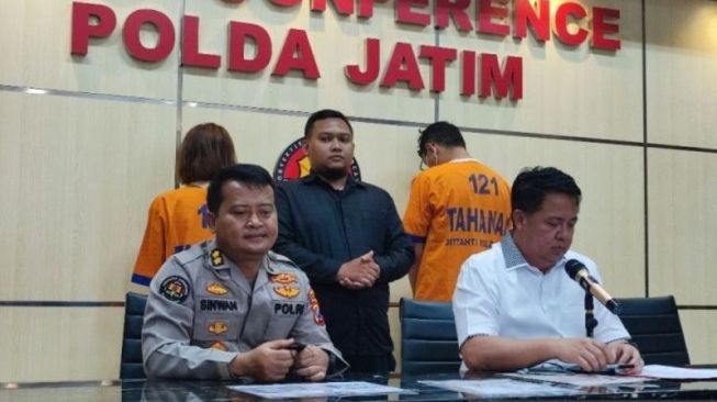 Polisi menunjukkan tersangka beserta barang bukti kasus video porno Kebaya Merah saat merilisnya di Mapolda Jatim, Surabaya, Selasa (8/11/2022). [ANTARA/Willy Irawan]