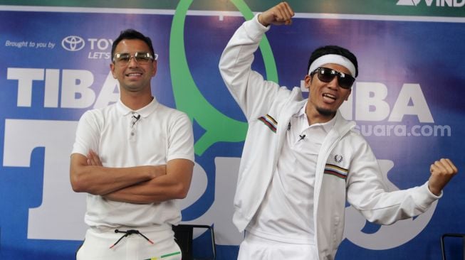 Raffi Ahmad dan Desta berpose usai memberikan keterangan pers terkait acara Tiba-TIba Tenis di Jakarta, Selasa (8/9). [Suara.com/Oke Atmaja]