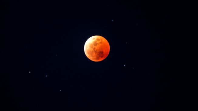 Penampakan gerhana bulan total di langit Jaifuri, Distrik Skanto, Kabupaten Keerom, Papua, Selasa (8/11/2022).  ANTARA FOTO/Indrayadi 