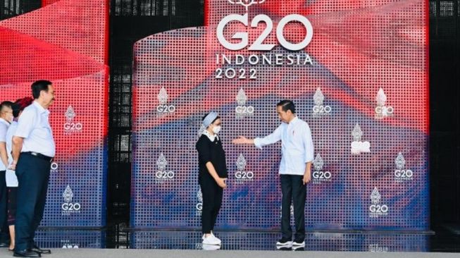 Presiden Joko Widodo atau Jokowi saat meninjau secara langsung sejumlah tempat yang akan dijadikan lokasi penyelenggaraan KTT G20, Selasa (8/11/2022). (Foto: Laily Rachev - Biro Pers Sekretariat Presiden)