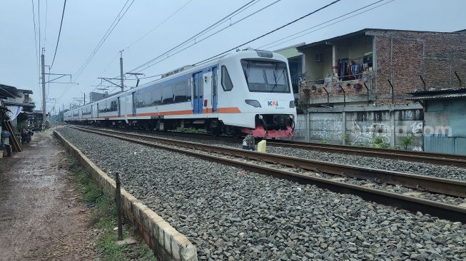 Lokasi seorang pria tewas tabrakan diri ke KRL di Rawa Buaya, Cengkareng, Jakarta Barat, Selasa (8/11/2022). [Suara.com/Faqih Fathurrahman]