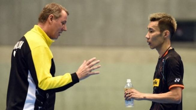 Morten Frost Hansen (kanan) saat menjadi pelatih Malaysia memberikan arahan kepada Lee Chong Wei. TOSHIFUMI KITAMURA / AFP