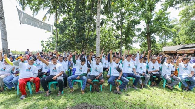 Komunitas Nelayan Pendukung Ganjar Berbagi Sembako dan Bersih-bersih Pesisir Pangandaran