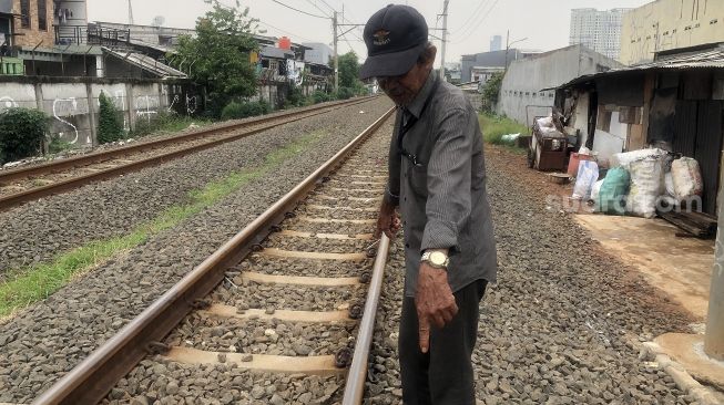 'Kereta Datang Dia Malah Lompat' Detik-Detik Pria Tewas Tabrakan Diri ke KRL di Rawa Buaya