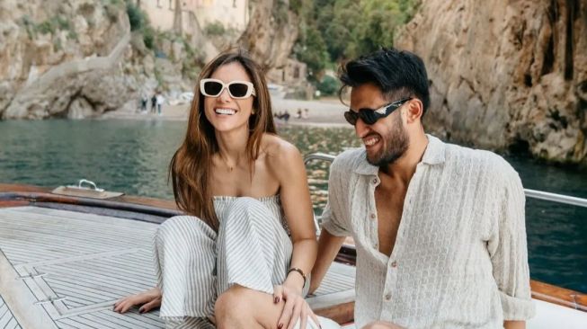 Terpaut 15 Tahun, Intip Potret Mesra Sabda Ahessa dan Wulan Guritno Liburan Naik Speedboat di Italia. (Dok: Instagram/sabdaahessa)