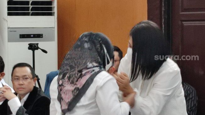 Lepas Rindu, Susi Berpelukan dengan Putri Candrawathi Saat Sidang, Psikolog Forensik: Ada Ikatan Emosional