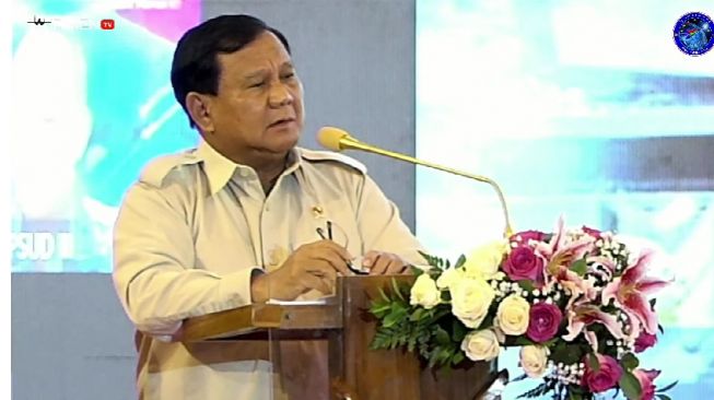 Menteri Pertahanan (Menhan) Prabowo Subianto saat berpidato pada acara Seminar Nasional Tantangan TNI AU dalam Perkembangan Teknologi Elektronika Penerbangan yang disiarkan oleh Airmen TV Dispenau pada Selasa (8/11/2022). (tangkap layar/Airmen TV Dispenau)