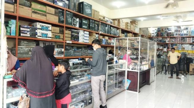 Penjualan Set Top Box di Cilegon Laku Keras, Emak-emak: Biar Bisa Nonton Sinetron Ikatan Cinta!