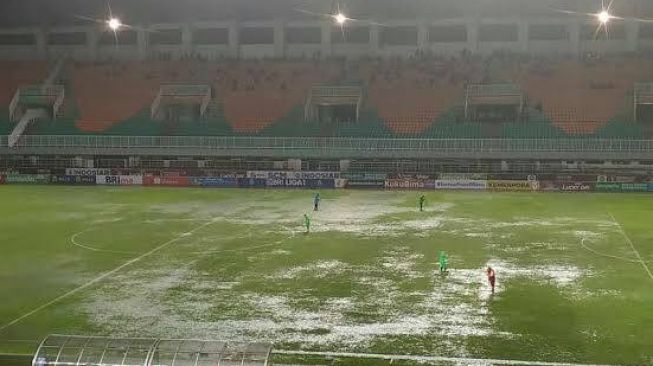 Pernah Ejek Stadion Pakansari Gegara Genangan Air, Lapangan di Liga Vietnam Malah Lebih Parah