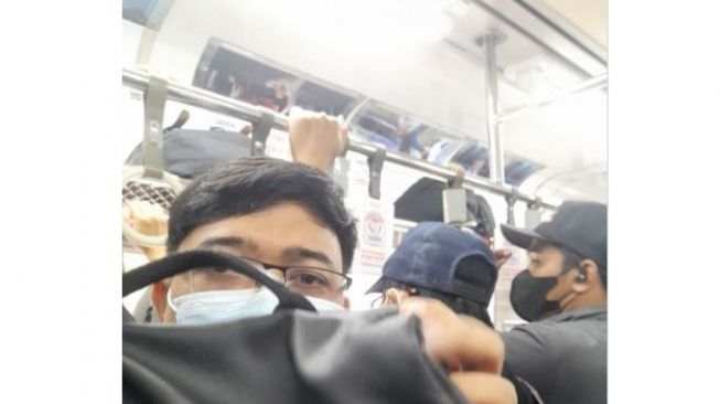 Perempuan Ini Nangis Alami Pelecehan Seksual di KRL, Reaksi Penumpang Lain Cuma Diam