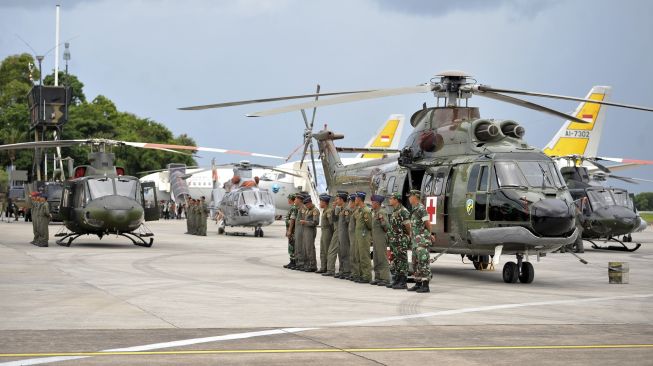 Anggota TNI AU mempersiapkan pesawat tempur dan helikopter saat apel gelar pasukan dalam rangka pengamanan VVIP Presidensi G20 di Base Ops Lanud Ngurah Rai, Badung, Bali, Senin (7/11/2022). [ANTARA FOTO/Nyoman Hendra Wibowo/hp].