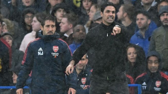 Gestur manajer Arsenal, Mikel Arteta (kanan) pada laga Liga Inggris kontra Chelsea di Stadion Stamford Bridge, London, Inggris, Minggu (6/11/2022) malam WIB. [GLYN KIRK / AFP]