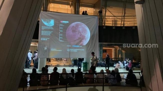 Pemantauan gerhana bulan total di Planetarium Taman Ismail Marzuki (TIM), Cikini, Jakarta Pusat, Selasa (8/11/2022). [Suara.com/Yaumal Asri Adi Hutasuhut]