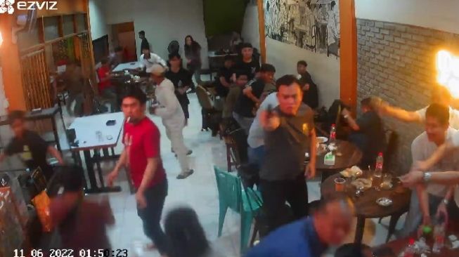 Preman Serang Warung Kopi di Makassar, Ternyata Semua Pengunjung Polisi Bersenjata