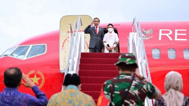 Presiden Joko Widodo atau Jokowi beserta Iriana bertolak menuju Phnom Penh, Kamboja, untuk menghadiri KTT ASEAN ke-40 dan ke-41 serta KTT terkait lainnya pada 10-13 November 2022, dari Bandara Internasional I Gusti Ngurah Rai Bali, Rabu (9/11/2022). [Foto: Muchlis Jr - Biro Pers Sekretariat Presiden]