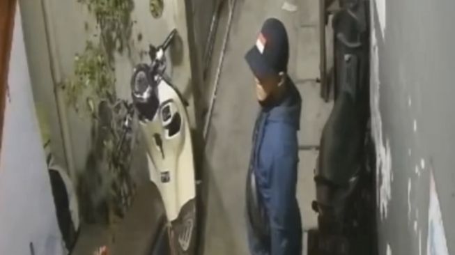 Dua Pria Maling Motor Honda Scoopy di Tambora Terekam CCTV, Sempat Bolak Balik