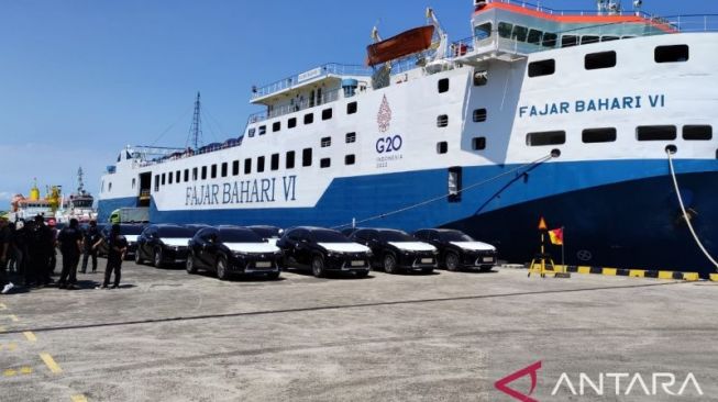 Pelayanan bongkar muat mobil listrik untuk KTT G20 di Pelabuhan Benoa, Bali [ANTARA/HO PT Pelindo (Persero)]