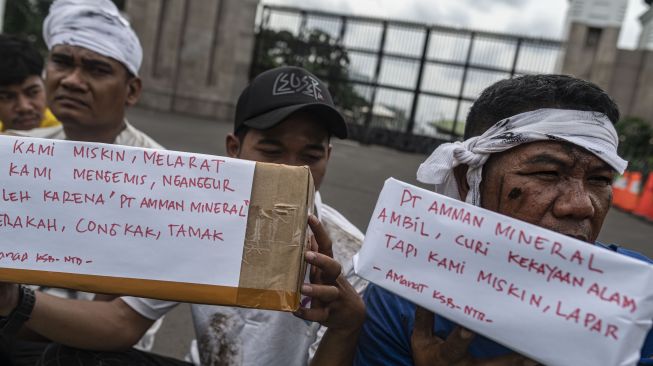 Sejumlah pengunjukrasa yang tergabung dalam Aliansi Masyarakat Anti Mafia Tambang (AMANAT) melakukan aksi mengemis massal di depan Gedung MPR/DPR, Jakarta, Rabu (9/11/2022). [ANTARA FOTO/Aprillio Akbar/YU]