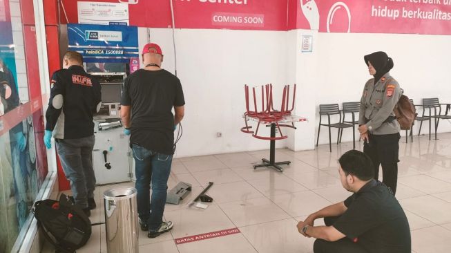 Sebuah mesin ATM di sebuah minimarket Jalan Bantul, Mantrijeron, Kota Yogyakarta dibobol maling. (SuaraJogja.id/HO-Polresta Yogyakarta)