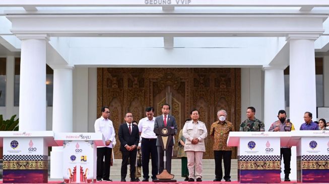 Presiden Joko Widodo atau Jokowi beserta Iriana bertolak menuju Phnom Penh, Kamboja, untuk menghadiri KTT ASEAN ke-40 dan ke-41 serta KTT terkait lainnya pada 10-13 November 2022, dari Bandara Internasional I Gusti Ngurah Rai Bali, Rabu (9/11/2022). [Foto: Muchlis Jr - Biro Pers Sekretariat Presiden]