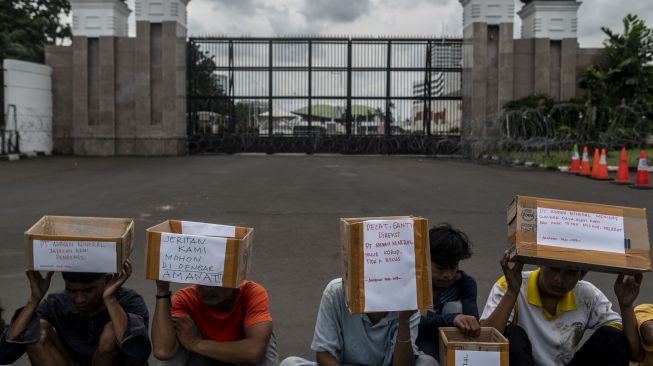 Sejumlah pengunjukrasa yang tergabung dalam Aliansi Masyarakat Anti Mafia Tambang (AMANAT) melakukan aksi mengemis massal di depan Gedung MPR/DPR, Jakarta, Rabu (9/11/2022). [ANTARA FOTO/Aprillio Akbar/YU]