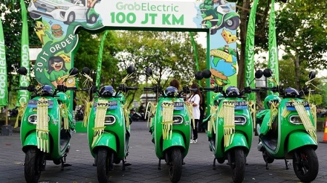 GrabElectric seremoni 100 juta km perdana di Bali. Tampak karya Monez menghias gapura [Grab Indonesia]