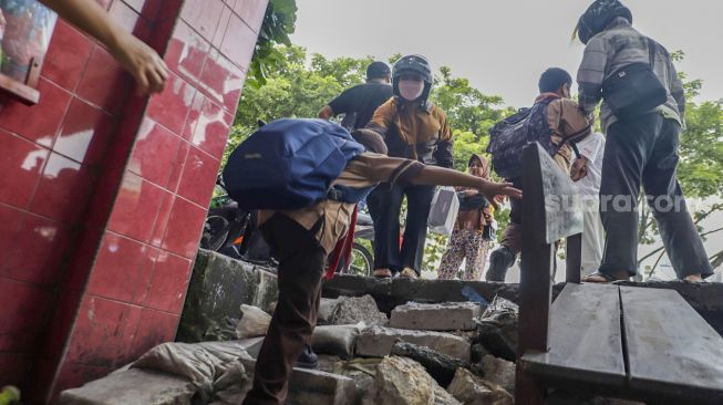 Soroti Akses SDN Pondok Cina 1 Depok Tertutup Trotoar Margonda, Warganet Colek Nadiem hingga Ridwan Kamil