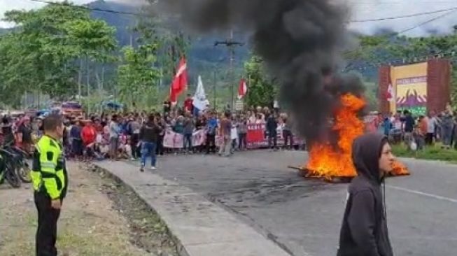 Warga Bumi Perkemahan Sibolangit Demo Tolak Penertiban Rumah, Arus Lalin Medan-Berastagi Terputus!