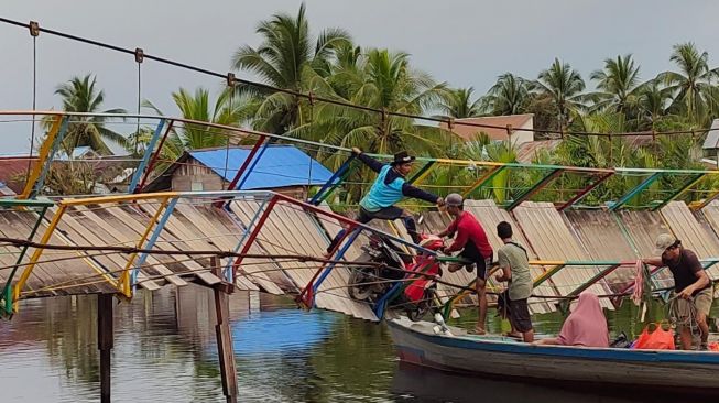 Jembatan Gantung di Segedong Mempawah Putus, Sepeda Motor Nyaris Tercebur ke Sungai, Pengendara Tersangkut