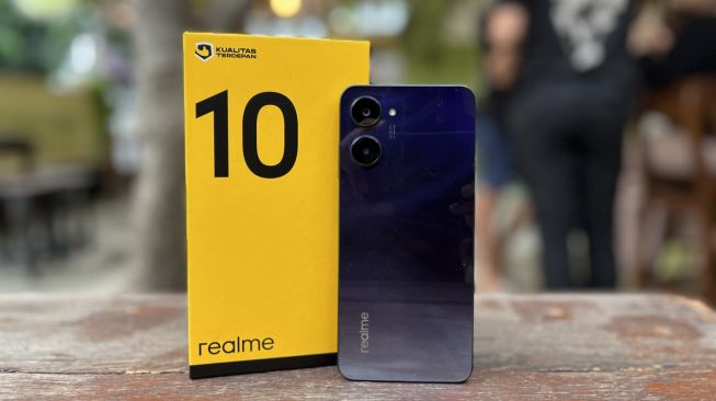 Harga Realme 10 di Indonesia mulai dari Rp 2,8 juta, sementara varian yang paling mahal dibanderol Rp 3,1 juta.[Suara.com/Dicky Prastya]