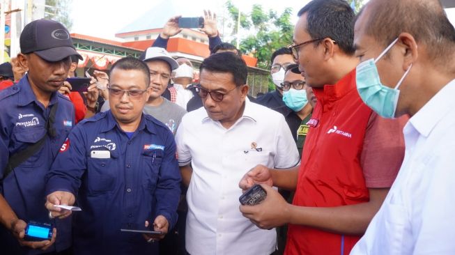 KSP Moeldoko Tinjau Kegiatan Penyaluran BBM untuk Nelayan di Pelabuhan Perikanan Pantai Tegalsari Tegal