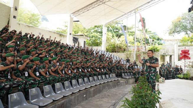 Kepala Staf Angkatan Darat (Kasad) Jenderal Dudung Abdurachman mendampingi Presiden Joko Widodo dalam pelaksanaan Tactical Floor Game (TFG) Pengamanan Presidensi G20, Rabu (9/11/2022). (Dok. Dispenad)