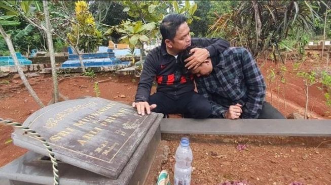 Gaya Riding Dedi Mulyadi saat Berkunjung ke Makam Istri Pertama Sri Mulyawati Curi Perhatian