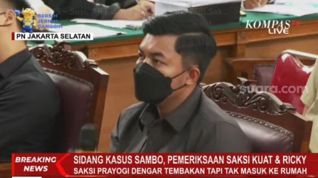 Eks ajudan Ferdy Sambo, Prayogi saat menjadi saksi dalam sidang kasus Brigadir J. (tangkapan layar/Rakha)