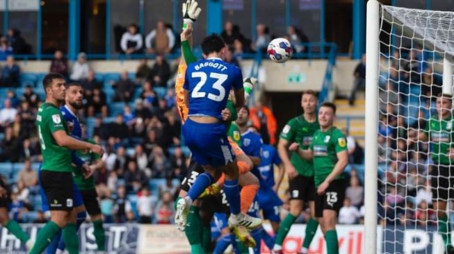 Elkan Baggott saat pertandingan Gillingham FC vs Brentford (Instagram @elkanbaggott)